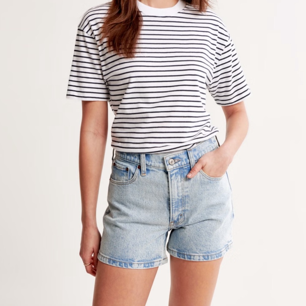 Abercrombie & Fitch The 4” Mom Short High Rise